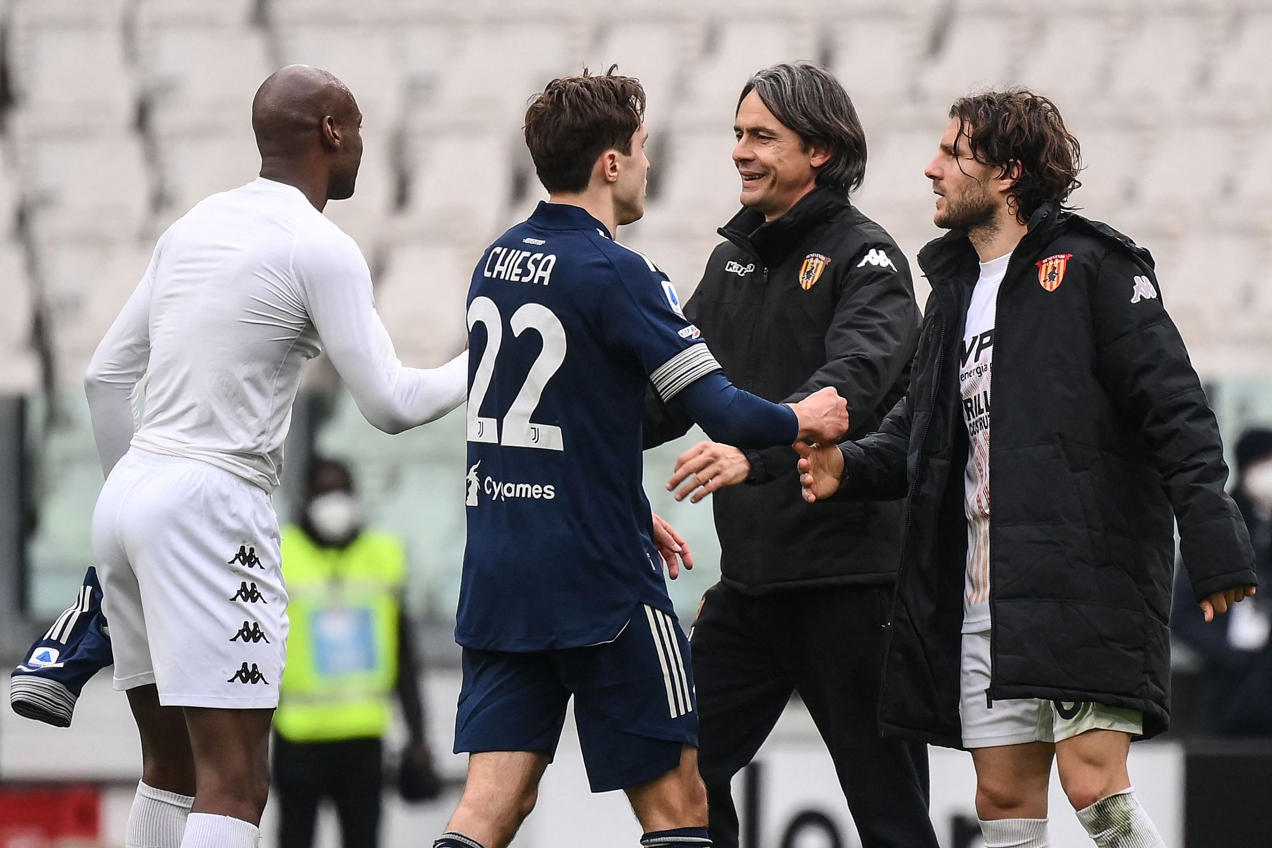 爱游戏体育官网-尤文图斯带队取胜!,库里重要时刻险胜观众掌声雷动-爱游戏体育官网