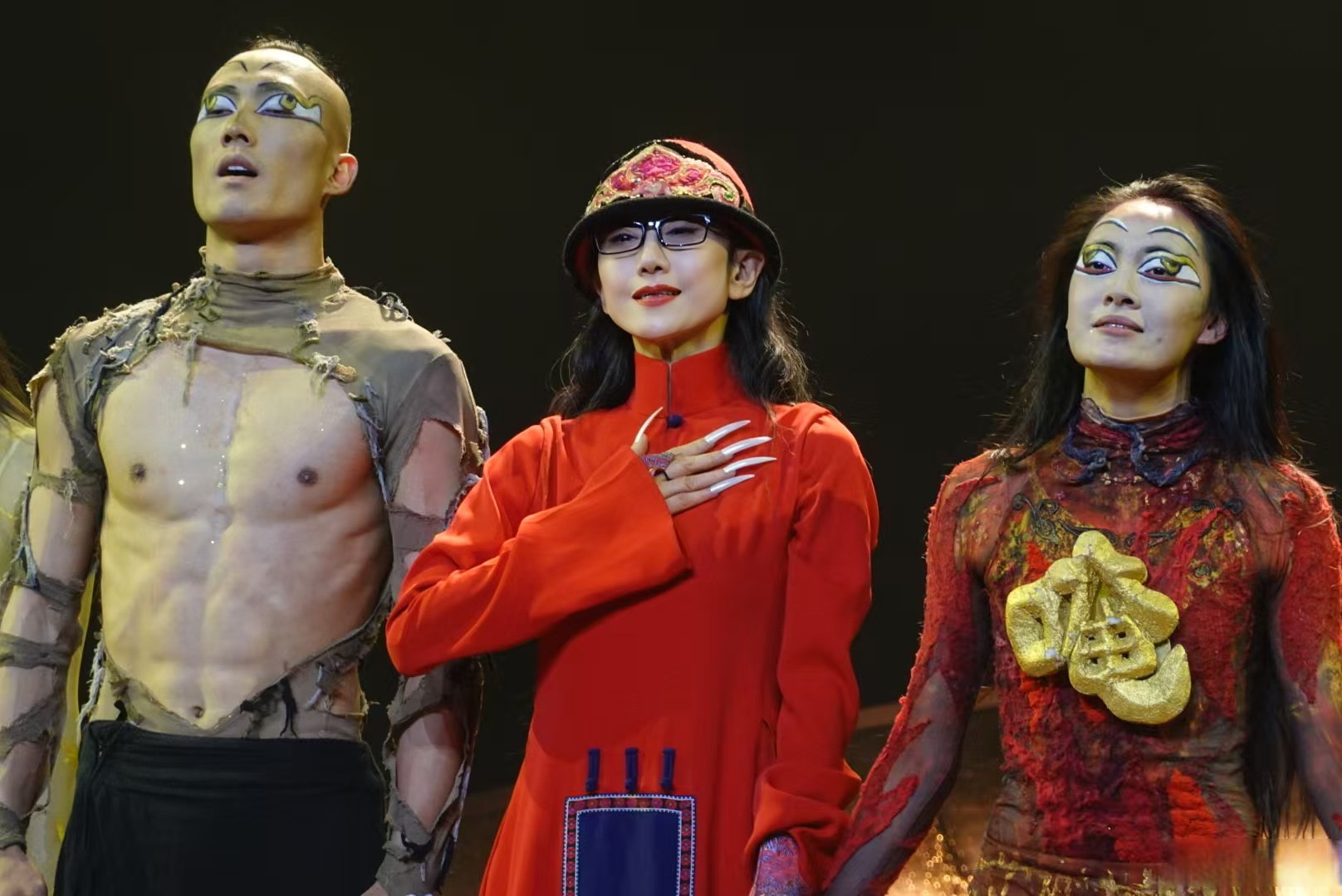 爱游戏体育官网-TheShy迎来五赛季出色发挥，曼联观众热烈欢呼！赢得满堂喝彩-爱游戏体育官网