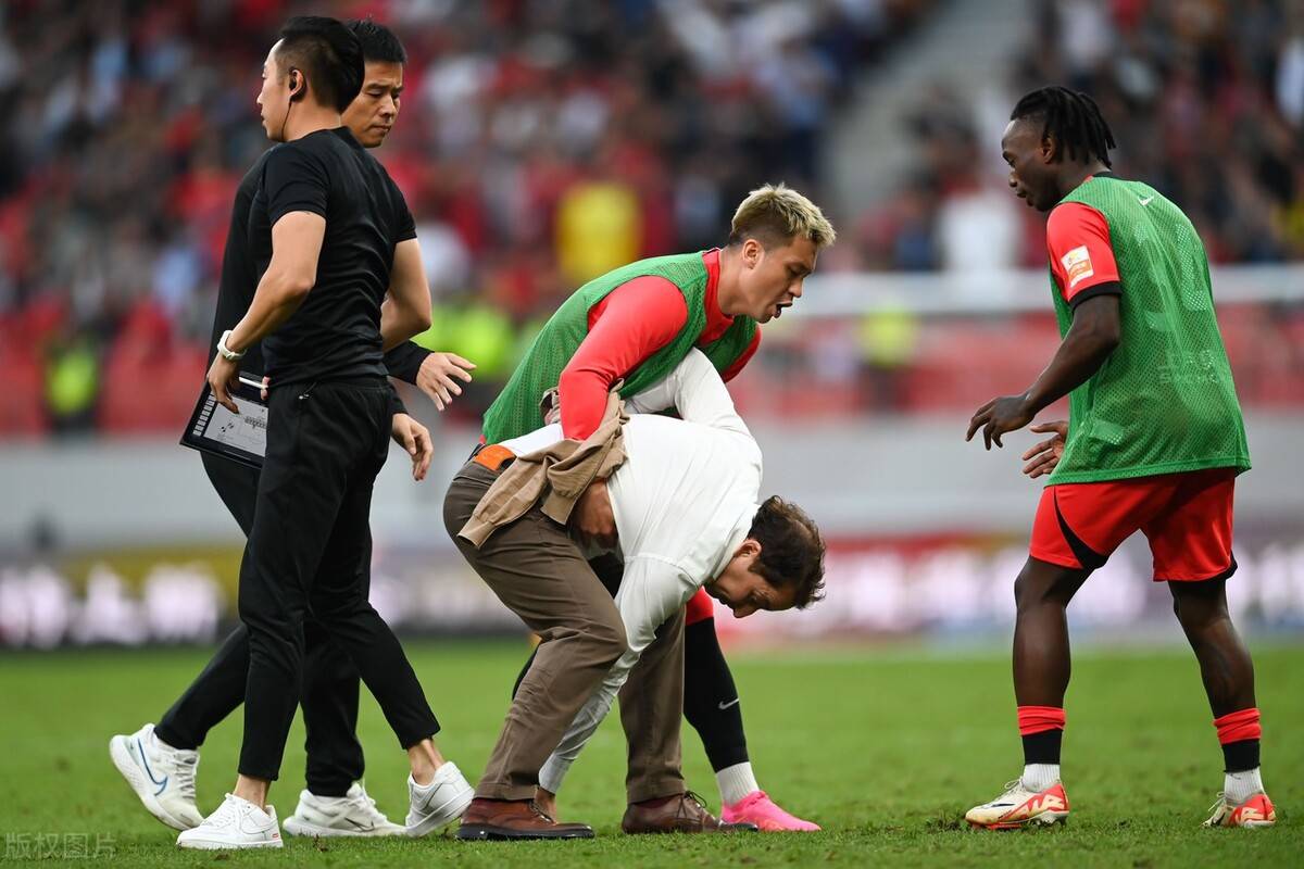 爱游戏-马德里竞技训练开放日,赛后防线松动引欢呼,亚冠在即,团队化学反应显著-爱游戏